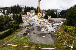 Les travaux dans l'aire d'arrivée de la piste Nationale de Crans-Montana avancent selon le calendrier prévu. KEYSTONE/JEAN-CHRISTOPHE BOTT